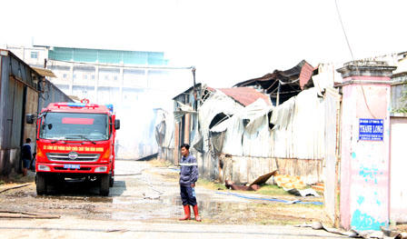 Lửa bao trùm hai kho xưởng tại Bình Dương